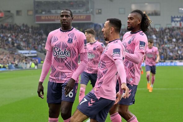 La camiseta rosa alegra la victoria del Everton